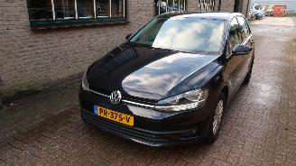 Voiture accidenté Volkswagen Golf Volkswagen Golf 1.0 TSI Trendline 2017/9