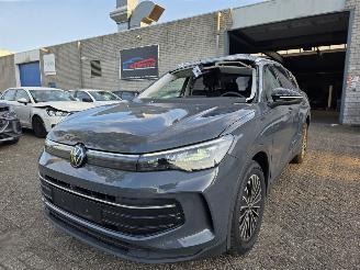 Vaurioauto  passenger cars Volkswagen Tiguan 2.0 TDI DSG Virtual IQ-Light 360view Navi Sfeerverl. Stuurverw. Stoelverw. Acc Trekhaak 110KW/150PK 2025/1
