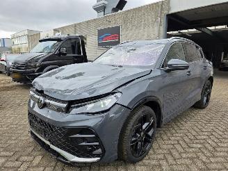 krockskadad bil auto Volkswagen Tiguan Tiguan R-Line 1.5eTSI ProMax-Navi Head-Up Keyless IQ-Light 360View Massage Sfeerverl. Acc Lane-Assist Trekhaak 110KW / 150PK 2024/3