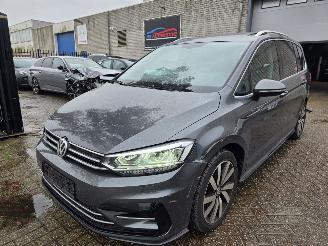 uszkodzony samochody osobowe Volkswagen Touran R-LINE 1.5TSI DSG PANO 7-Zits Led Alcantara Keyless Camera Navi Acc 110KW/150PK 2020/5