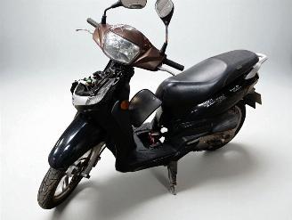 skadebil bromfiets Peugeot  50 TWEET 2013/1
