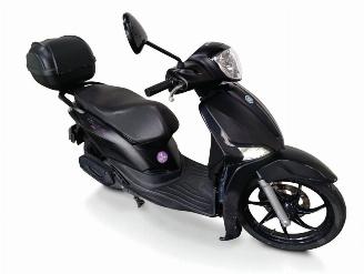 krockskadad bil bromfiets Piaggio  LIBERTY MODEL ABS 2021/8