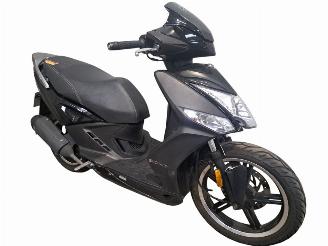 krockskadad bil bromfiets Kymco  AGILITY 2023/10