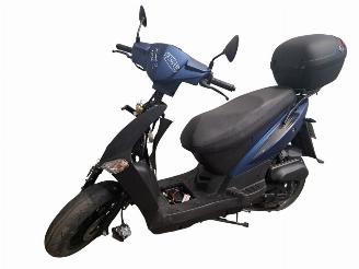 krockskadad bil bromfiets Kymco  AGILITY 2023/1