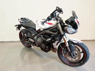 krockskadad bil motor Triumph Street Triple  2021/6