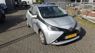 damaged passenger cars Toyota Aygo 1.0 VVT-i x-play weinig schade gewoon rijdbaar 2016/1