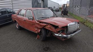 krockskadad bil auto Mercedes 200-280 diesel 200 d loopt super!! 1983/1