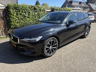 damaged passenger cars Volvo V-60 2.0 V60 Momentum Advantage AUTOMAAT 174PK 2020/10
