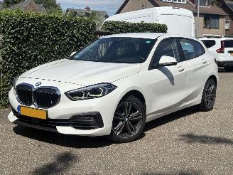 krockskadad bil auto BMW 1-serie 118i Executive Edition AUTOMAAT 136PK 2021/2