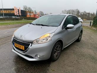 Unfallwagen Peugeot 208 1.2 Vti 12V PureTech 82 Hatchback  Benzine 1.199cc 60kW (82pk) FWD 2012-03/2019-12 (CAHMZ; CCHMZ) EB2F; HMZ 2013/3