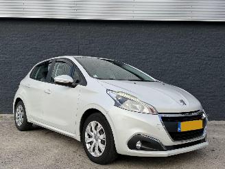 damaged passenger cars Peugeot 208 1.2 benzine FACELIFT 2025/11