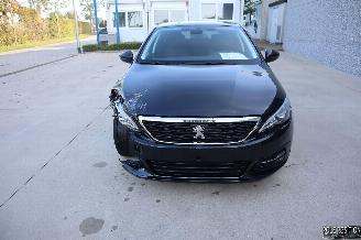 Damaged car Peugeot 308 1.2 BENZ 2021/1