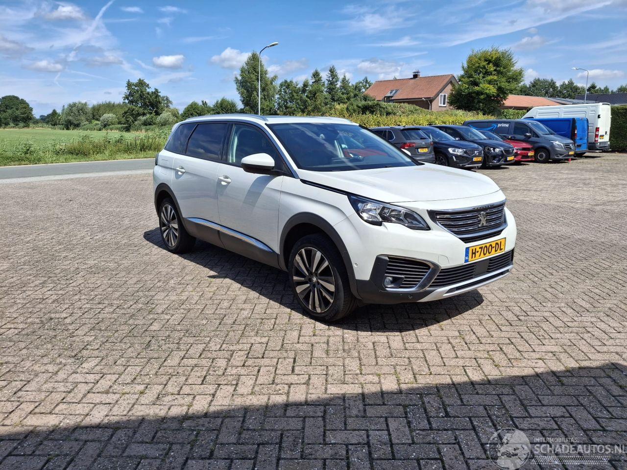 Peugeot 5008 1.2i  131pk   navi clima pano  7 zitter