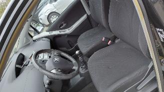 Schadeauto Toyota Yaris 1.3 vtti   5drs    clima   73kw 2011/6