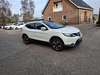 Vaurioauto  passenger cars Nissan Qashqai 1.2i 85kw pano  clima navi 2015/3