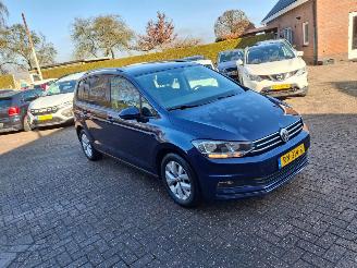 damaged passenger cars Volkswagen Touran 1.2 tsi  81kw 7 persoon   navi 2018/1