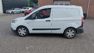 skadebil bedrijf Ford Courier 1.5 dci  74kw schuifdeur 2022/5