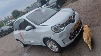 Coche accidentado Renault Twingo r80  limitee  vibes  82pk navi  clima 2021/6