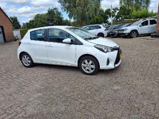 damaged passenger cars Toyota Yaris 1.5 hybrid navi 2016/6