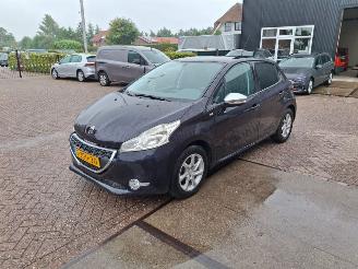 Schadeauto Peugeot 208 1.2 vti  82pk   airco navi 2015/1