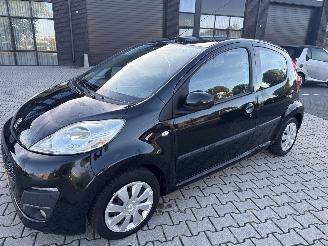 Schadeauto Peugeot 107 1.0 ACTIVE AIRCO RIJDBARE SCHADE! BOUWJAAR 2013  2450 EURO 2013/1