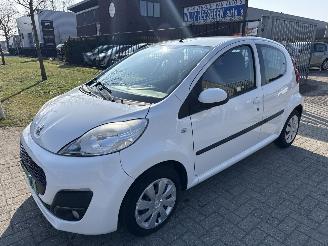 Schadeauto Peugeot 107 1.0 ACTIVE RIJDBAAR 104000 KM BOUWJAAR 2014 SCHERP 2200 EURO 2014/1