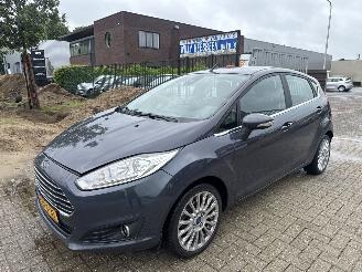 Unfallwagen Ford Fiesta 1.0 TITANIUM 141344 KM RIJDBAAR BOUWJAAR 2014  3200 EURO VAST 2014/10
