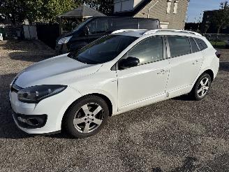 Auto incidentate Renault Mégane 1.2 TCe LIMITED ESTATE BOUWJAAR 2016 175437 KM  2200 EURO 2016/4