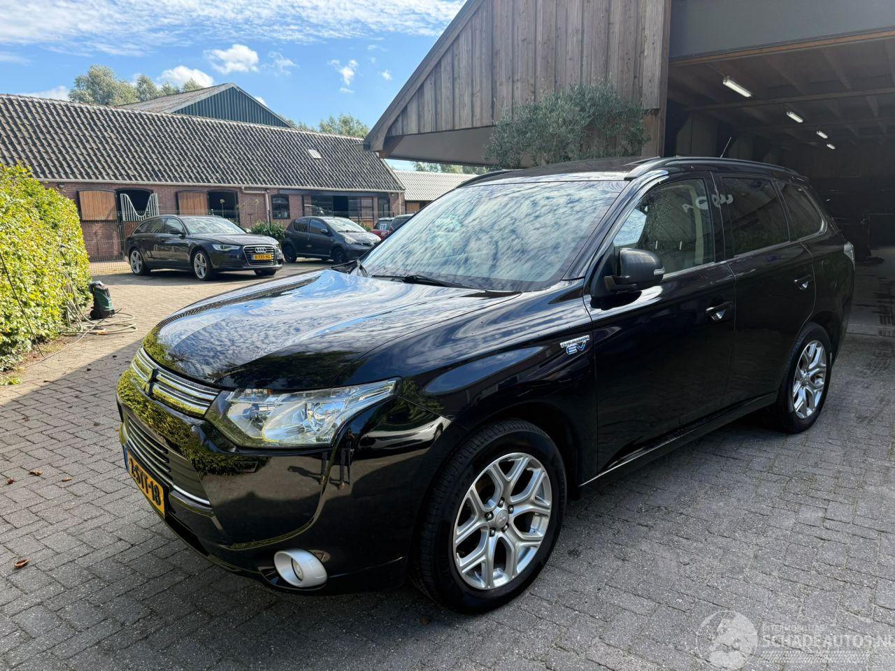 Mitsubishi Outlander 2.0 PHEV INSTYLE + LEER PANO