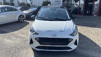 Vaurioauto  passenger cars Hyundai I-10 1.0i blue comfort smart 5p 49kW 2023/1