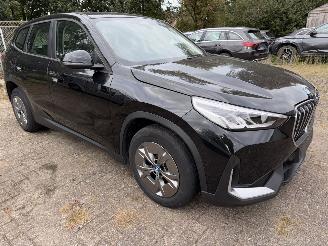 krockskadad bil auto BMW iX1 30 E. 200 kw 2024/4