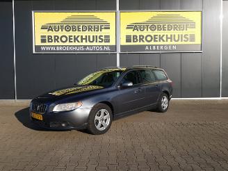 Vaurioauto  passenger cars Volvo V-70 2.4D Momentum 2008/9