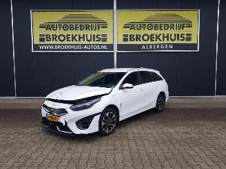 Vaurioauto  passenger cars Kia Ceed Sportswagon 1.6 GDI PHEV DynamicPlusLine 2022/9