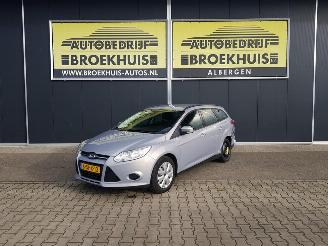 Voiture accidenté Ford Focus Wagon 1.0 EcoBoost Trend 2013/10