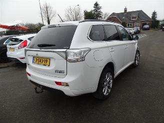 Vaurioauto  passenger cars Mitsubishi Outlander 2.0 16V PHEV 4x4 2013/12