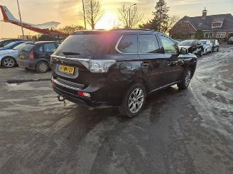krockskadad bil auto Mitsubishi Outlander 2.0 16v PHEV 4x4 2014/3