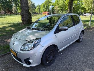 Schadeauto Renault Twingo 50 kW (68 PK) en een cilinderinhoud van 998 cc. 2011/12