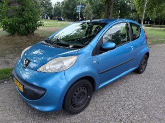 Schadeauto Peugeot 107 50 kW (68 PK)  998 cc. 2006/8