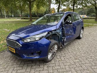 damaged passenger cars Ford Focus  2016/1