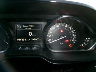 Peugeot 2008 1.2 Allure picture 25