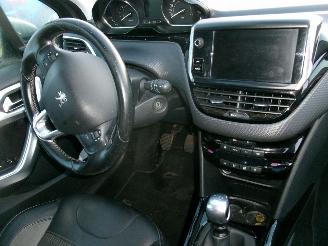 Peugeot 2008 1.2 Allure picture 20