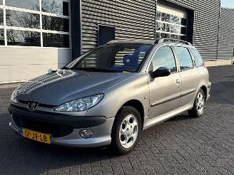 skadebil auto Peugeot 206 SW 1.4 Combi/o  Benzine 1.360cc 55kW (75pk) FWD 2002/9
