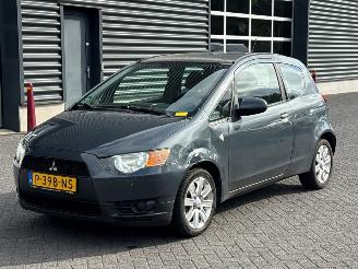 skadebil auto Mitsubishi Colt 1.1 12V Hatchback  Benzine 1.124cc 55kW (75pk) FWD 2009/5