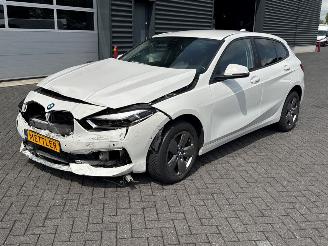 uszkodzony samochody osobowe BMW 1-serie Navi, Camera, Stoelverwarming,118i TwinPower 12V Benzine 1.499cc 103kW (140pk) 2020/2