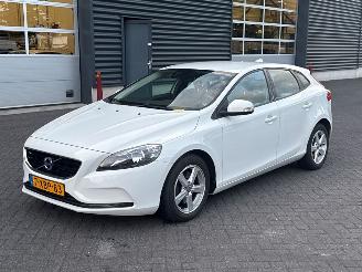 uszkodzony samochody osobowe Volvo V-40 1.6 T2 GTDi 16V Hatchback 4Dr Benzine 1.596cc 88kW (120pk) FWD 2014/6