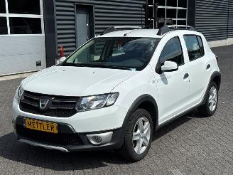 Vaurioauto  passenger cars Dacia Sandero Stepway 0.9 TCE 12V Hatchback  Benzine 898cc 66kW (90pk) FWD 2015/5