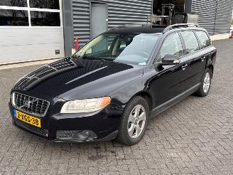 Auto incidentate Volvo V-70 2.4 D 20V Combi/o  Diesel 2.401cc 120kW (163pk) FWD 2008/4
