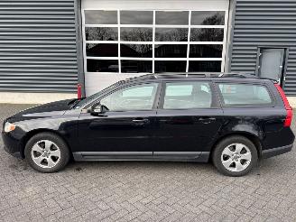 Volvo V-70 2.4 D 20V Combi/o  Diesel 2.401cc 120kW (163pk) FWD picture 2