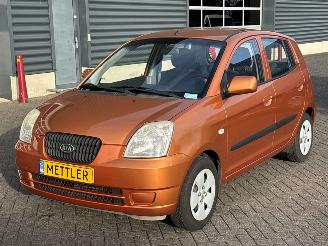 Voiture accidenté Kia Picanto 1.0 12V Hatchback  Benzine 999cc 45kW (61pk) FWD 2005/12