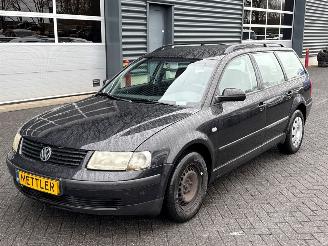 uszkodzony samochody osobowe Volkswagen Passat 1.8 20V Combi/o  Benzine 1.781cc 92kW (125pk) FWD 2000/11